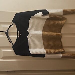 Cropped V neck sweater